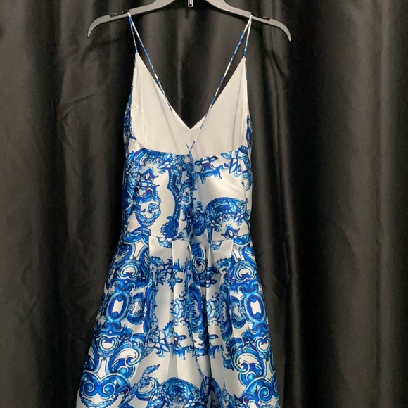 Criss cross back. Dress has pockets. - Picture 3 of 4